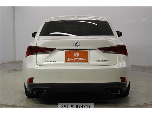 Lexus IS 2016-12 8208354-5