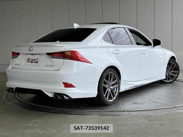 Lexus IS 2017-03 8208352-1