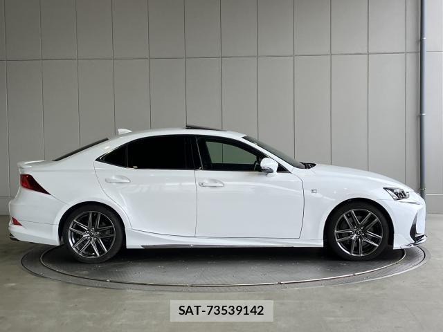 Lexus IS 2017-03 8208352-26