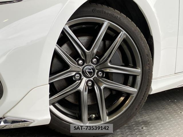 Lexus IS 2017-03 8208352-3