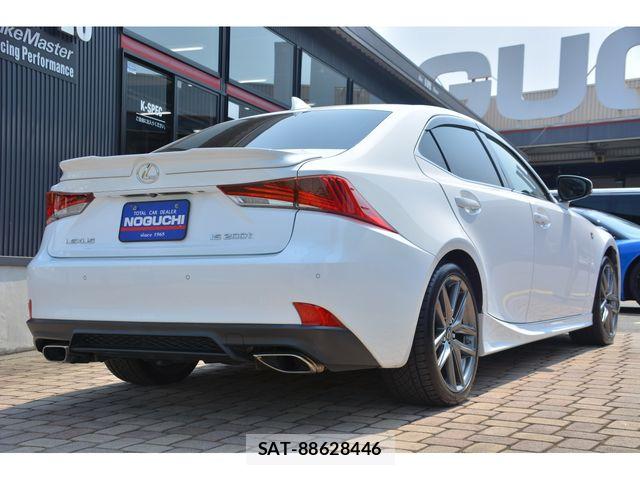 Lexus IS 2016-11 8354840-4