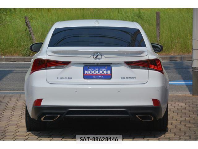 Lexus IS 2016-11 8354840-5