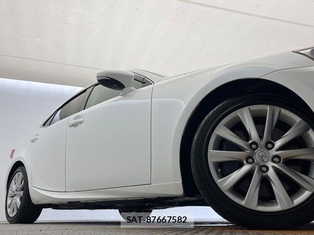Lexus IS 2016-04 8666386-9