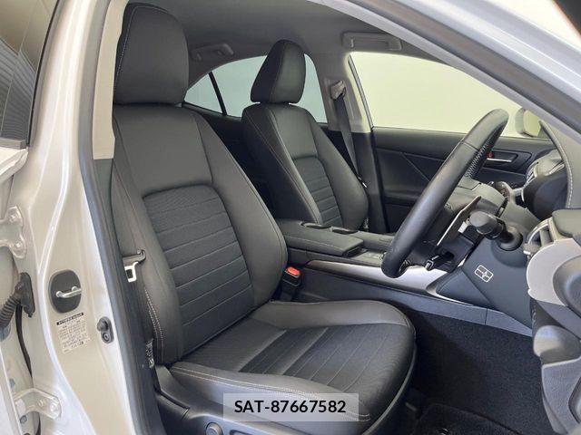 Lexus IS 2016-04 8666386-10