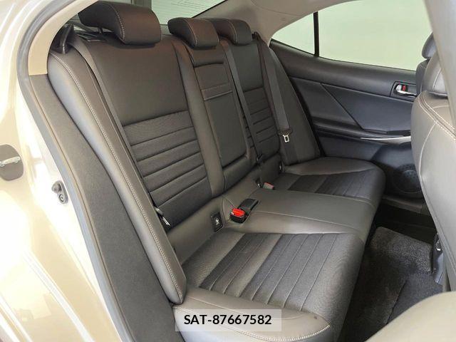 Lexus IS 2016-04 8666386-11
