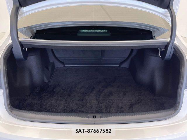 Lexus IS 2016-04 8666386-12