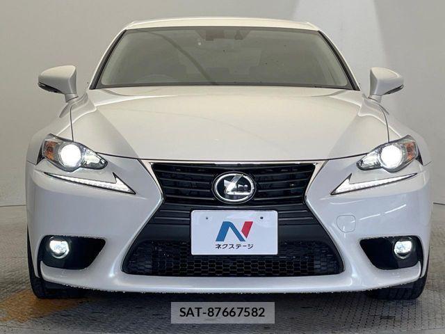 Lexus IS 2016-04 8666386-13