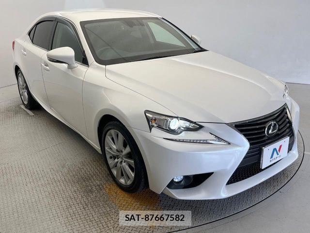 Lexus IS 2016-04 8666386-15