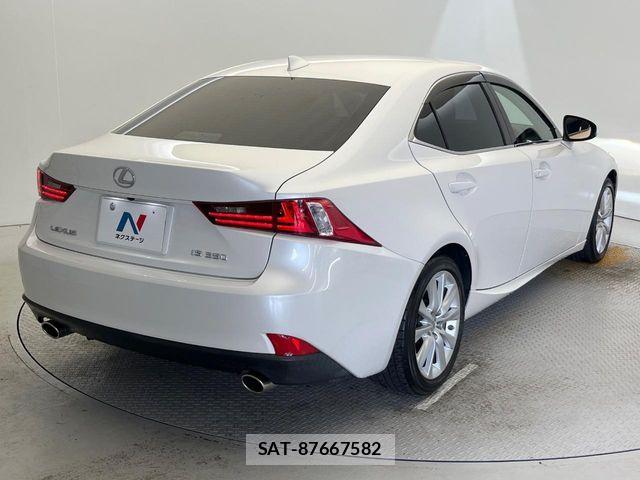 Lexus IS 2016-04 8666386-16