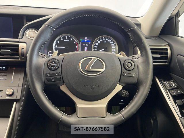 Lexus IS 2016-04 8666386-6