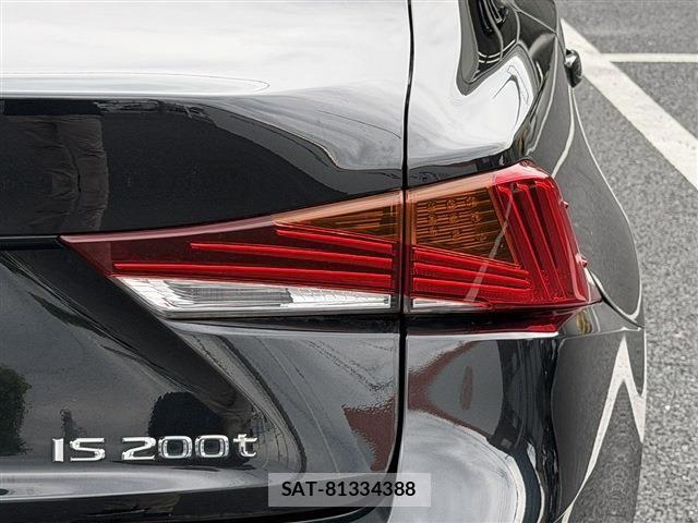 Lexus IS 2017-01 8666387-11