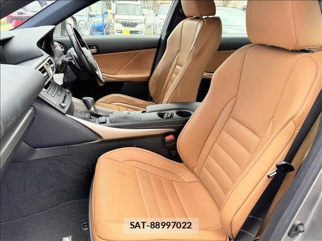 Lexus IS 2016-07 8796459-24