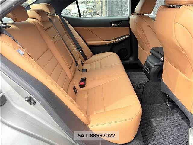 Lexus IS 2016-07 8796459-25