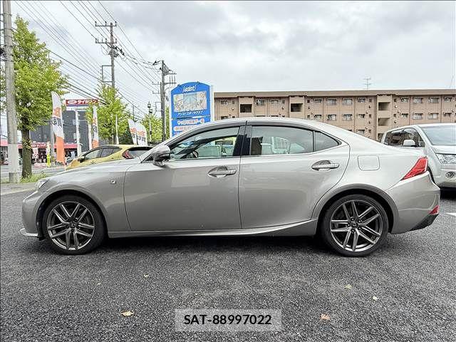 Lexus IS 2016-07 8796459-5
