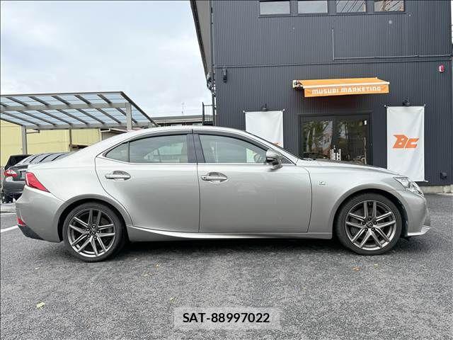 Lexus IS 2016-07 8796459-6