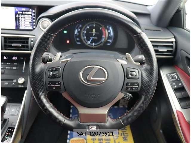 Lexus IS 2017-02 8880484-12