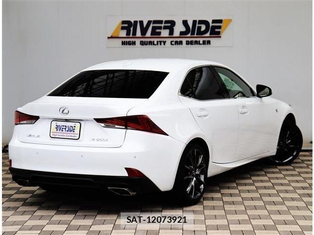 Lexus IS 2017-02 8880484-2