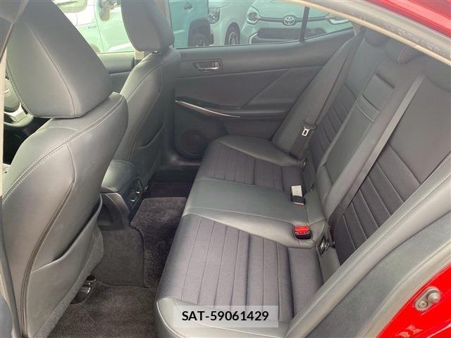 Lexus IS 2015-02 1053092-13