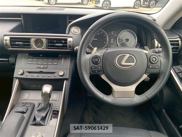 Lexus IS 2015-02 1053092-16