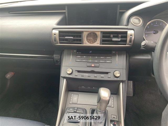 Lexus IS 2015-02 1053092-18