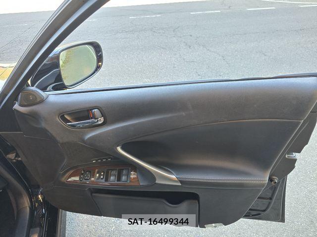 Lexus IS 2010-07 6691090-27