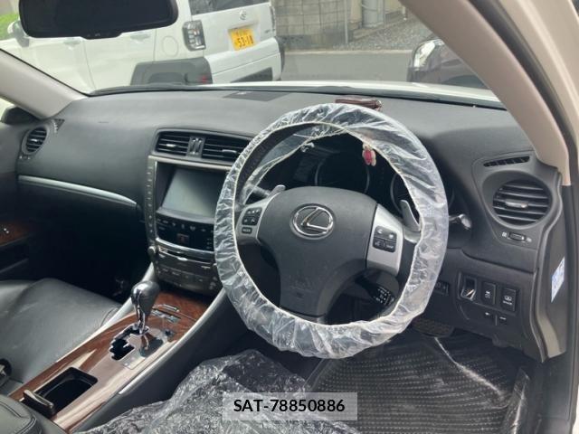 Lexus IS 2011-09 7220915-10