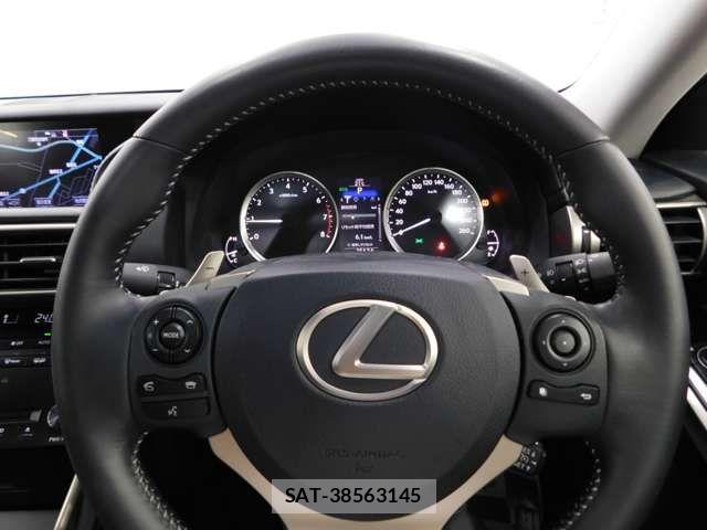 Lexus IS 2013-06 7358476-15