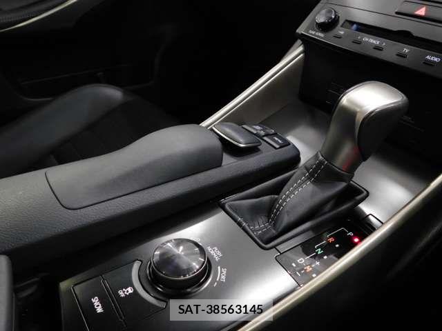 Lexus IS 2013-06 7358476-8