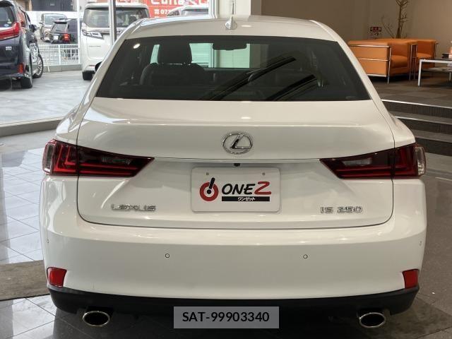 Lexus IS 2015-06 7725035-12