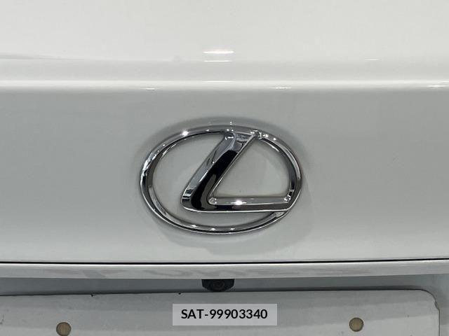 Lexus IS 2015-06 7725035-25
