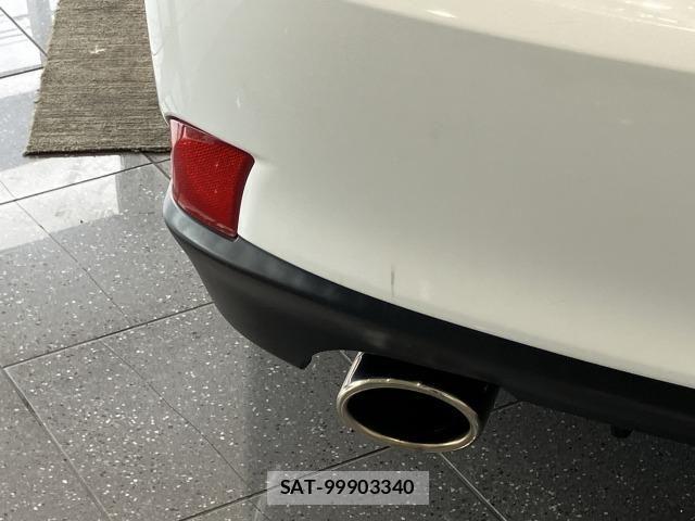 Lexus IS 2015-06 7725035-26