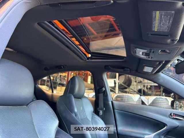 Lexus IS 2011-02 8074333-17