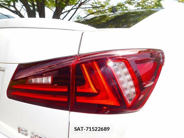 Lexus IS 2011-03 8245712-16