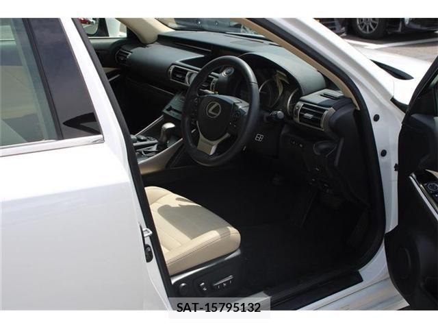 Lexus IS 2013-10 8562425-29