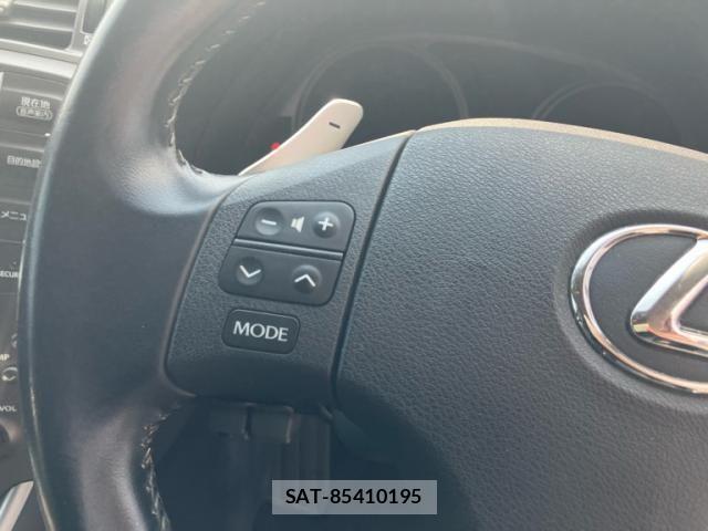 Lexus IS 2005-11 8659914-16