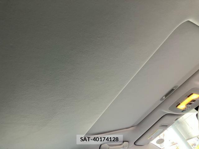 Lexus IS 2012-09 8743396-13