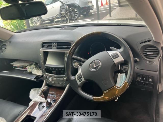 Lexus IS 2011-11 8743395-10