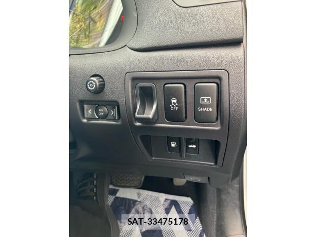 Lexus IS 2011-11 8743395-15