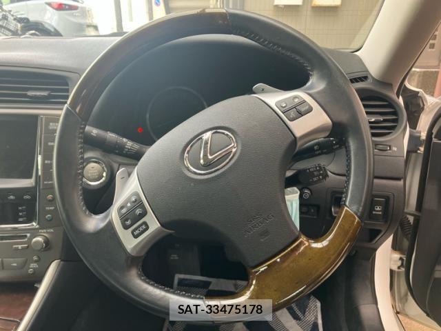 Lexus IS 2011-11 8743395-16