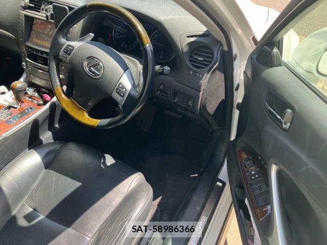 Lexus IS 2011-07 8780845-10