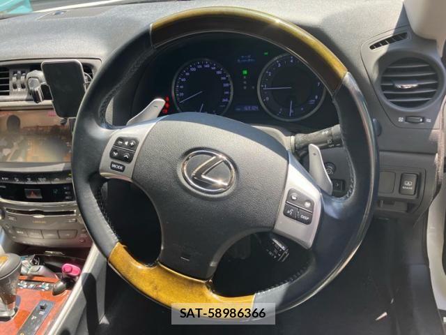 Lexus IS 2011-07 8780845-17