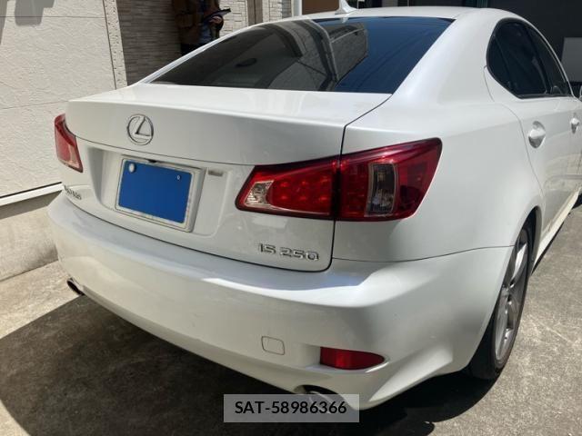 Lexus IS 2011-07 8780845-3