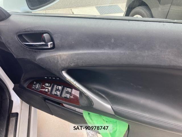 Lexus IS 2006-04 8883841-11
