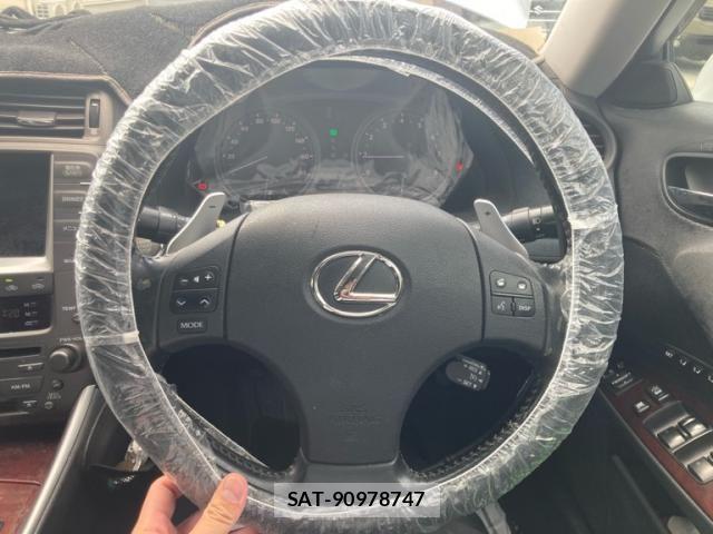 Lexus IS 2006-04 8883841-19