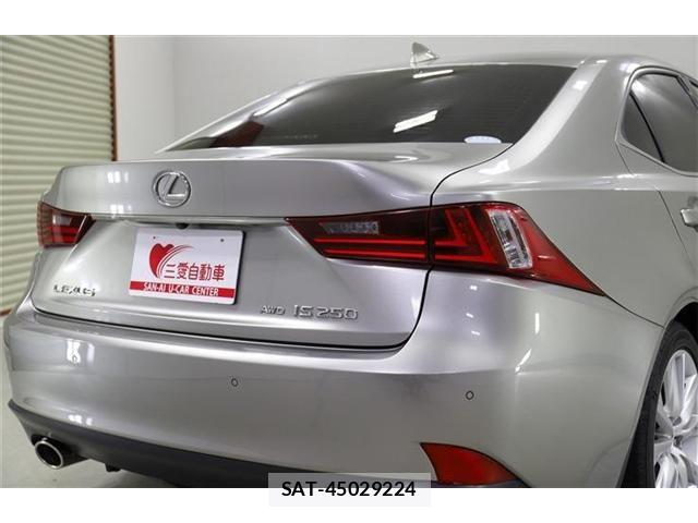 Lexus IS 2015-06 8208358-10