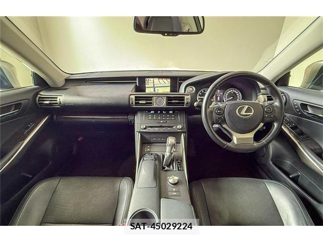 Lexus IS 2015-06 8208358-13