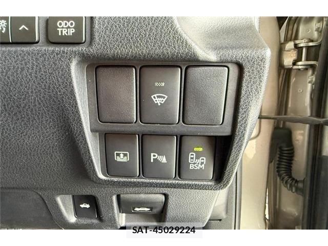 Lexus IS 2015-06 8208358-15