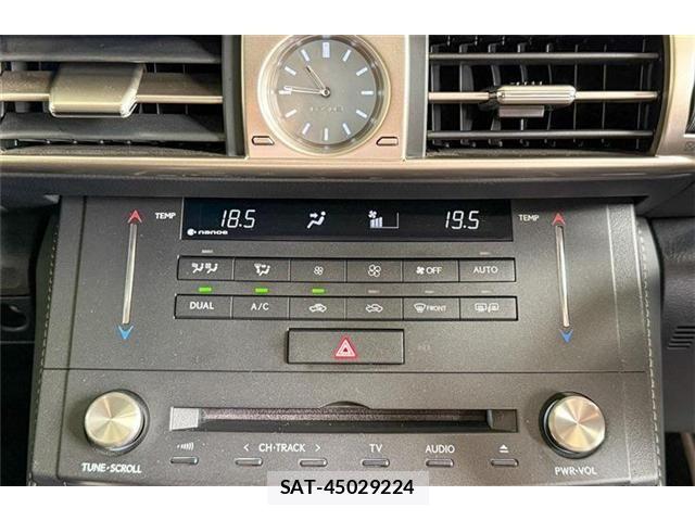 Lexus IS 2015-06 8208358-16