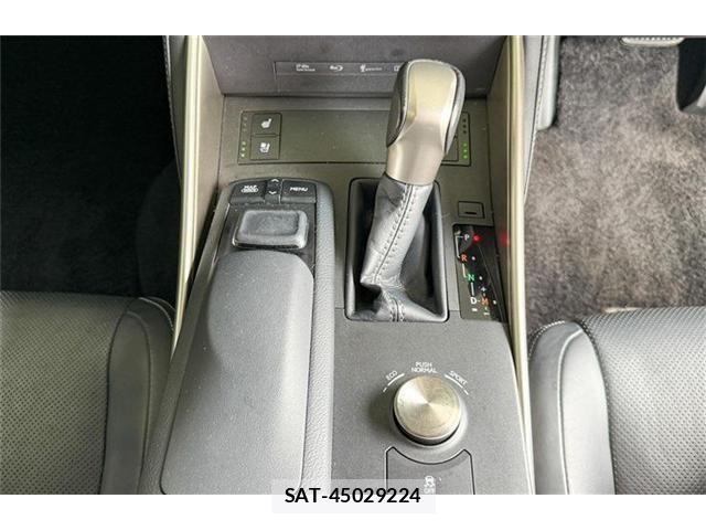 Lexus IS 2015-06 8208358-18