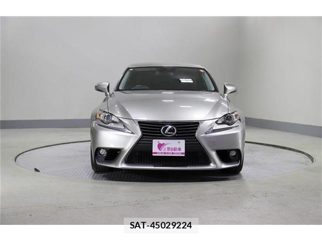 Lexus IS 2015-06 8208358-1